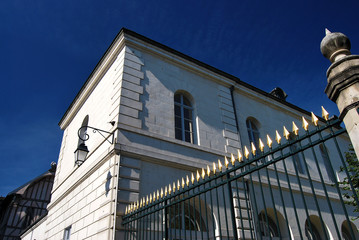 Bâtiment d'administration locale française