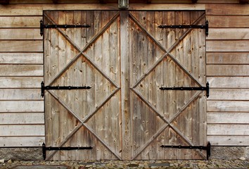 oude schuur houten deur met vier kruisen