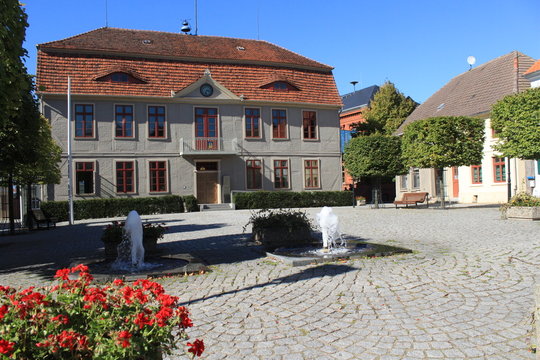 Markt mit Rathaus der Inselstadt Malchow