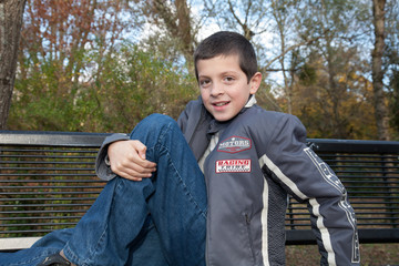 Enfant sur un banc