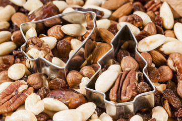 Molds the dough and raisins, nuts and almonds.