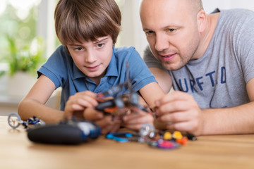 vater und sohn basteln zusammen