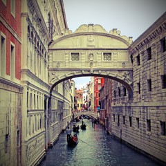 Seufzerbrücke in Venedig mit Gondeln