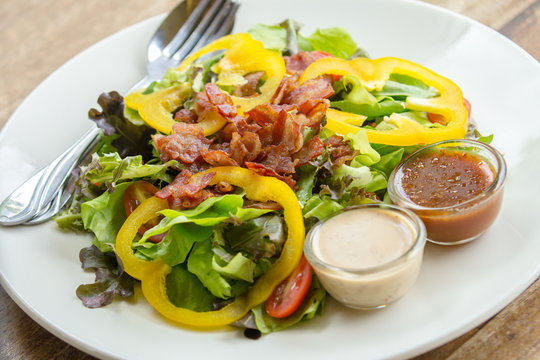 Green salad with bacon