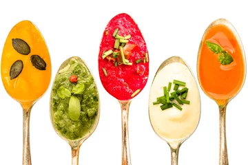 Verschiedene Suppen auf Löffel © Bernd Schmidt