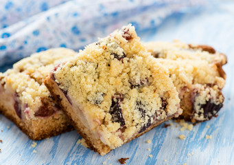 Fruit cake with streusel