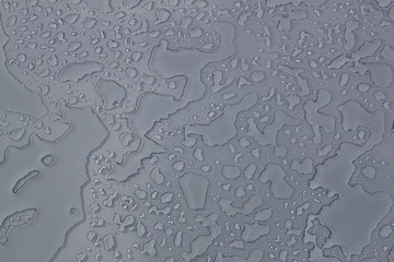 Wasser auf Tisch nach Regen