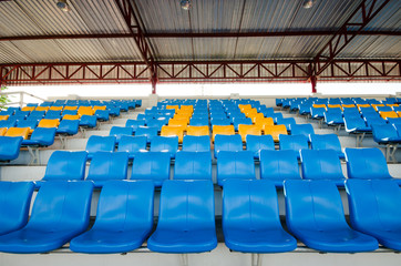 Fototapeta premium Puste plastikowe krzesła na stadionie trybun
