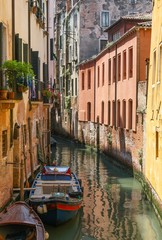 Fototapeta na wymiar Enge Wassergasse in Venedig / Italien