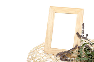 Деревянная рамка со цветами на белом фоне