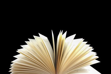 Geöffnetes Buch - Seiten auf schwarzem Hintergrund