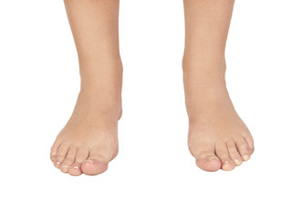 Pies de mujer sobre fondo blanco