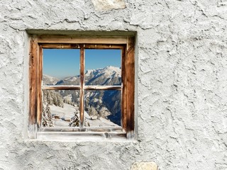 Schihütten in Winterlandschaft im Fenster