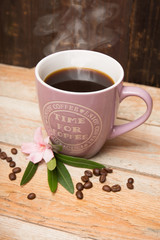 Becher Kaffee mit Kaffeebohnen
