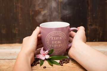 Becher Kaffee mit Kaffeebohnen