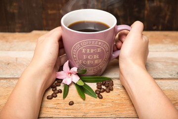 Becher Kaffee mit Kaffeebohnen