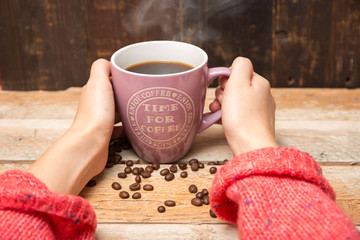 Becher Kaffee mit Kaffeebohnen