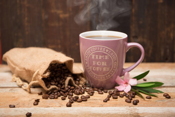 Becher Kaffee mit Kaffeebohnen