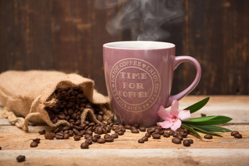 Becher Kaffee mit Kaffeebohnen