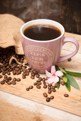 Becher Kaffee mit Kaffeebohnen