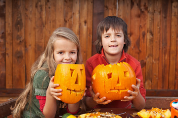 Fototapeta premium Kids showing their jack-o-lanterns