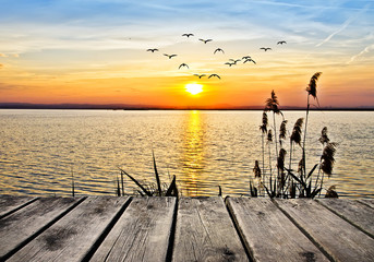 Fototapeta na wymiar amanece un dia perfecto en el lago