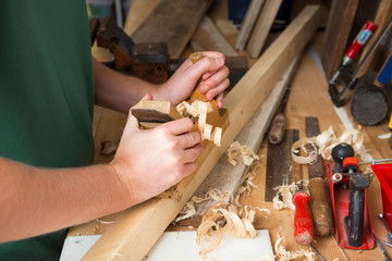 Tischler mit Hobelmaschine