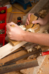 Tischler mit Hobelmaschine