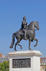 Fototapeta na wymiar Henry IV statue