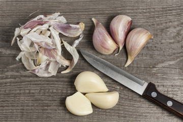 Garlic peeling with sharp knife