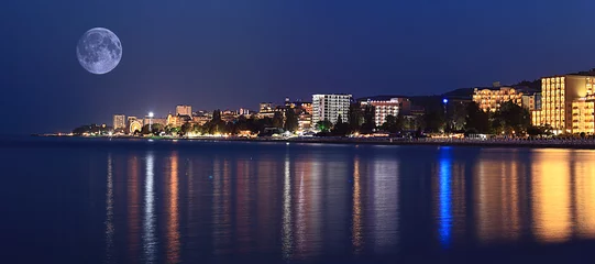 Papier Peint photo Lavable Ville sur leau nuit paysage panorama mer hôtels lumières