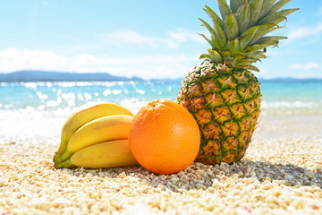 Fototapeta na wymiar 美しい砂浜と新鮮な果物