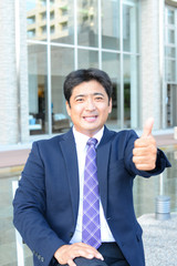 ガッツポーズのビジネスマン