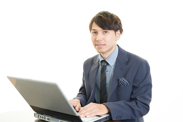 PCで仕事中の男性