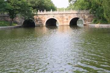 Fototapeta na wymiar Chinese stone arch bridge