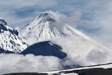 Crédence de cuisine en verre imprimé Volcan Active volcanoes of Kamchatka: Kliuchevskoi and Bezymianny