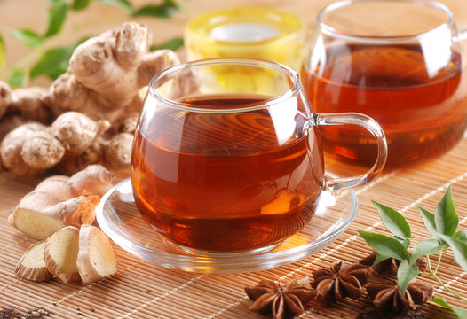 t&egrave; allo zenzero nella tazza di vetro con ingredienti intorno