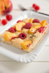 Kuchen mit Aprikosen und Himbeeren