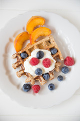 Waffeln mit Sahne und Früchten