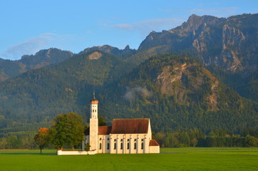 Kirche in Landschaft der Berge