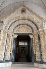 Fototapeta na wymiar Porte de la Cathédrale St-Laurent de Trogir