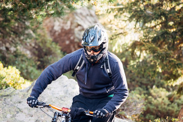 Young man - Lifestyle - Downhill - bike