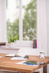 esstisch mit tablet, handy und unterlagen