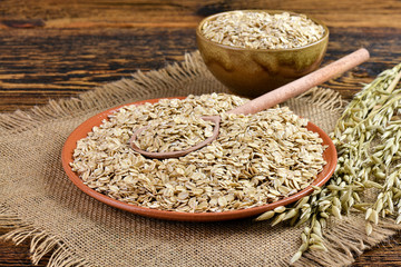 Płatki owsiane na talerzu © CUKMEN