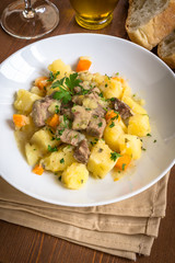 Spezzatino di manzo, patate e carote, cucina italiana