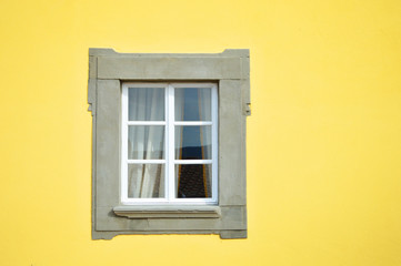 Fototapeta na wymiar finestra su muro giallo