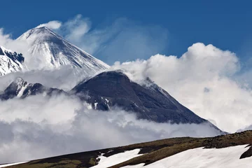 Papier Peint photo Lavable Volcan Beauté des volcans actifs du Kamtchatka : Kliuchevskoi, Bezymianny