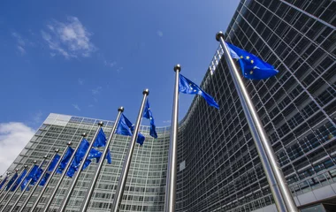 Afwasbaar Fotobehang Brussel EU flags in front of European Commission in Brussels