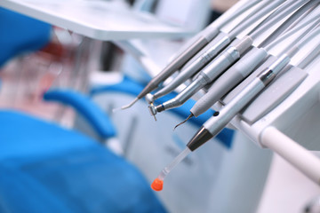 Dental technician, the instruments to the dentist
