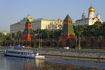Obraz premium Holiday cruiser nea Kremlin quay